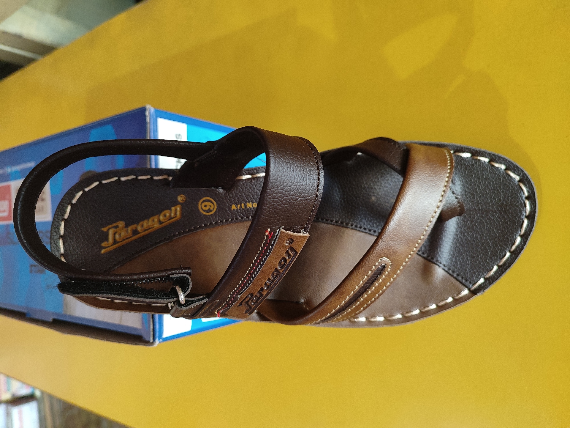 paragon chappal 8850