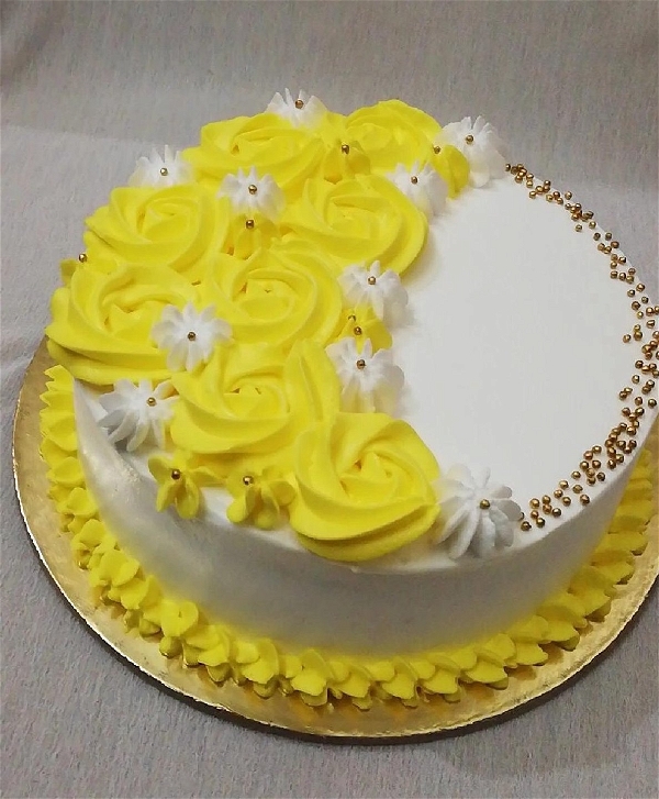 Attractive Yellow Rose Vanilla Cake With Gold Sprinkles - 1 Pound